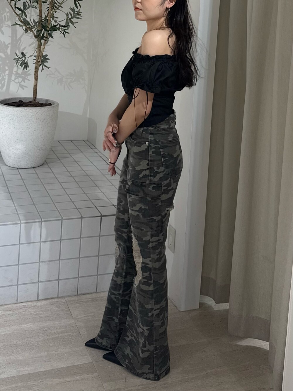 ブルー系のパンプス、その他のその他パンツ、ブラック系のシャツ/ブラウスを着用したレディースの夏コーディネートの2枚目の写真