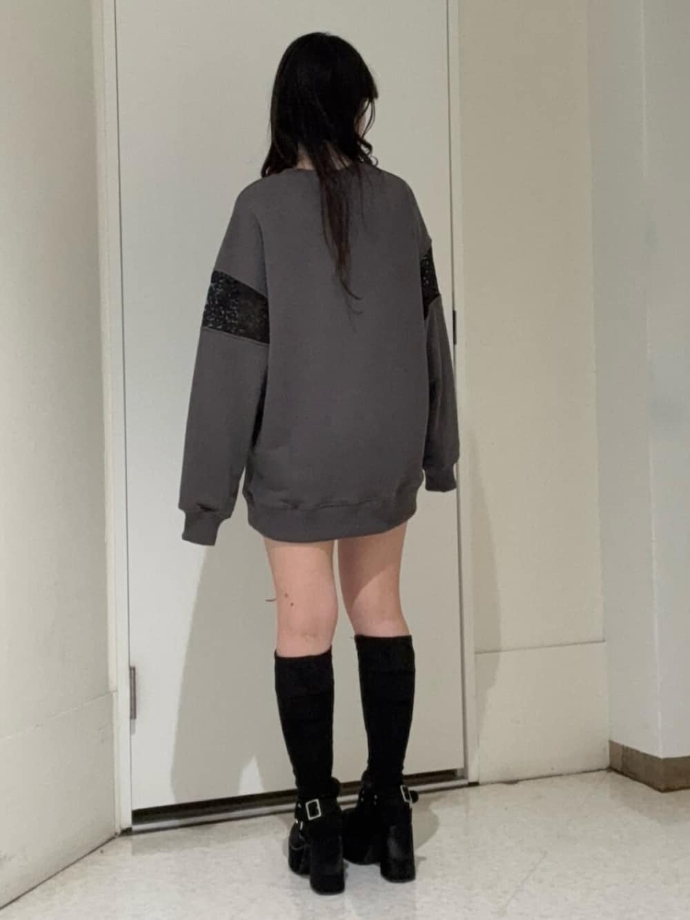 ブラック系のブーツ、グレー系のスウェットを着用したレディースの冬コーディネートの3枚目の写真