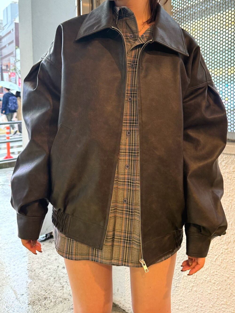 その他のシャツ/ブラウス、ブラック系のブーツ、ブラウン系のブルゾンを着用したレディースの秋コーディネートの7枚目の写真