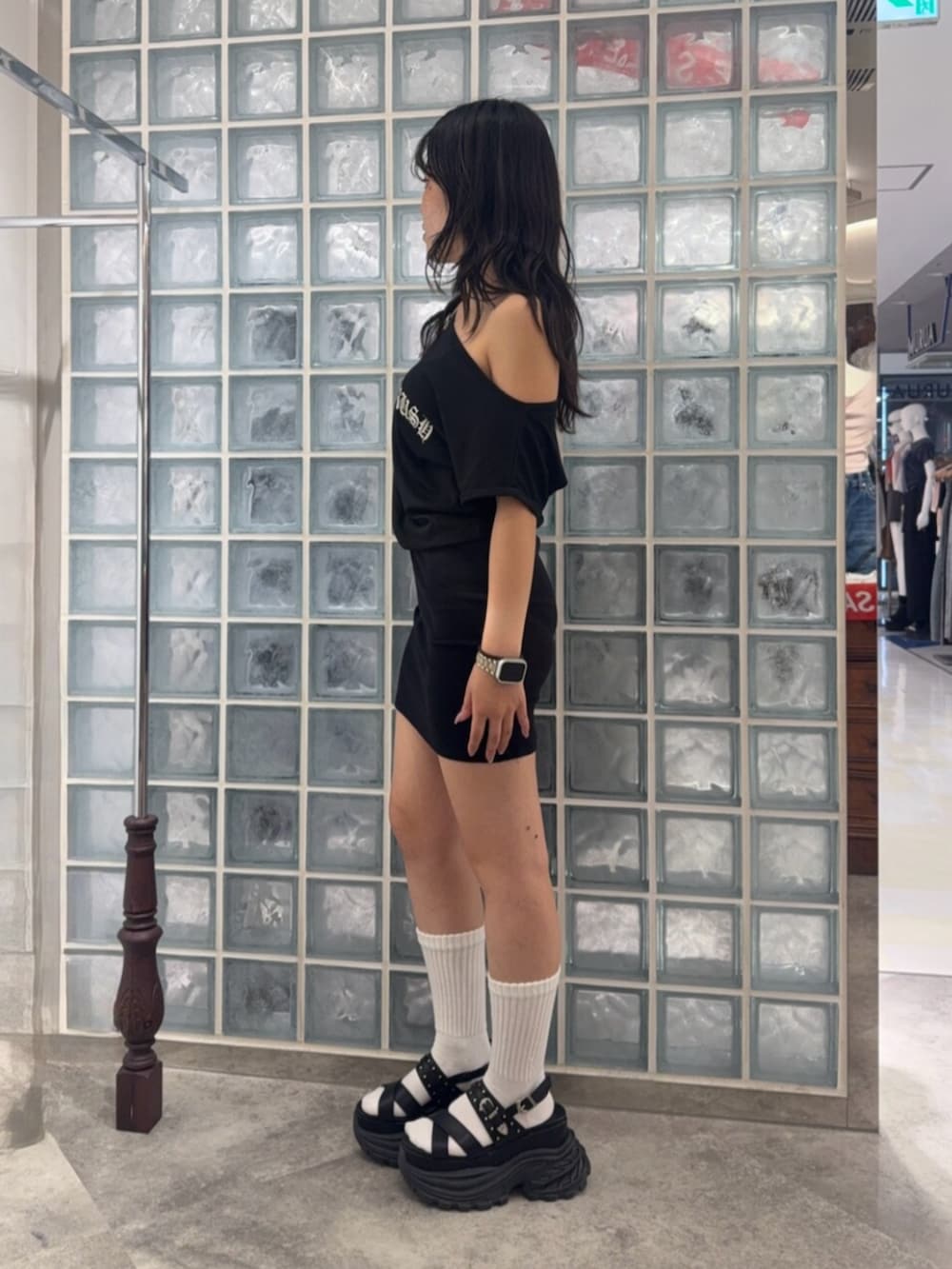 ブラック系のサンダル、ブラック系のワンピースを着用したレディースの夏コーディネートの2枚目の写真