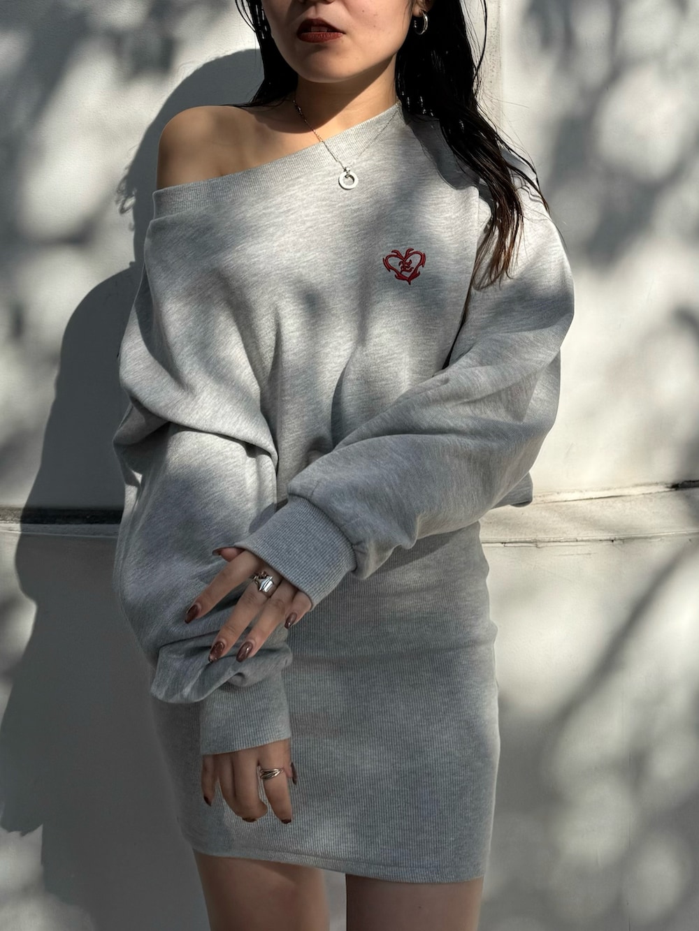 グレー系のワンピース、ブラック系のブーツを着用したレディースの秋コーディネートの4枚目の写真