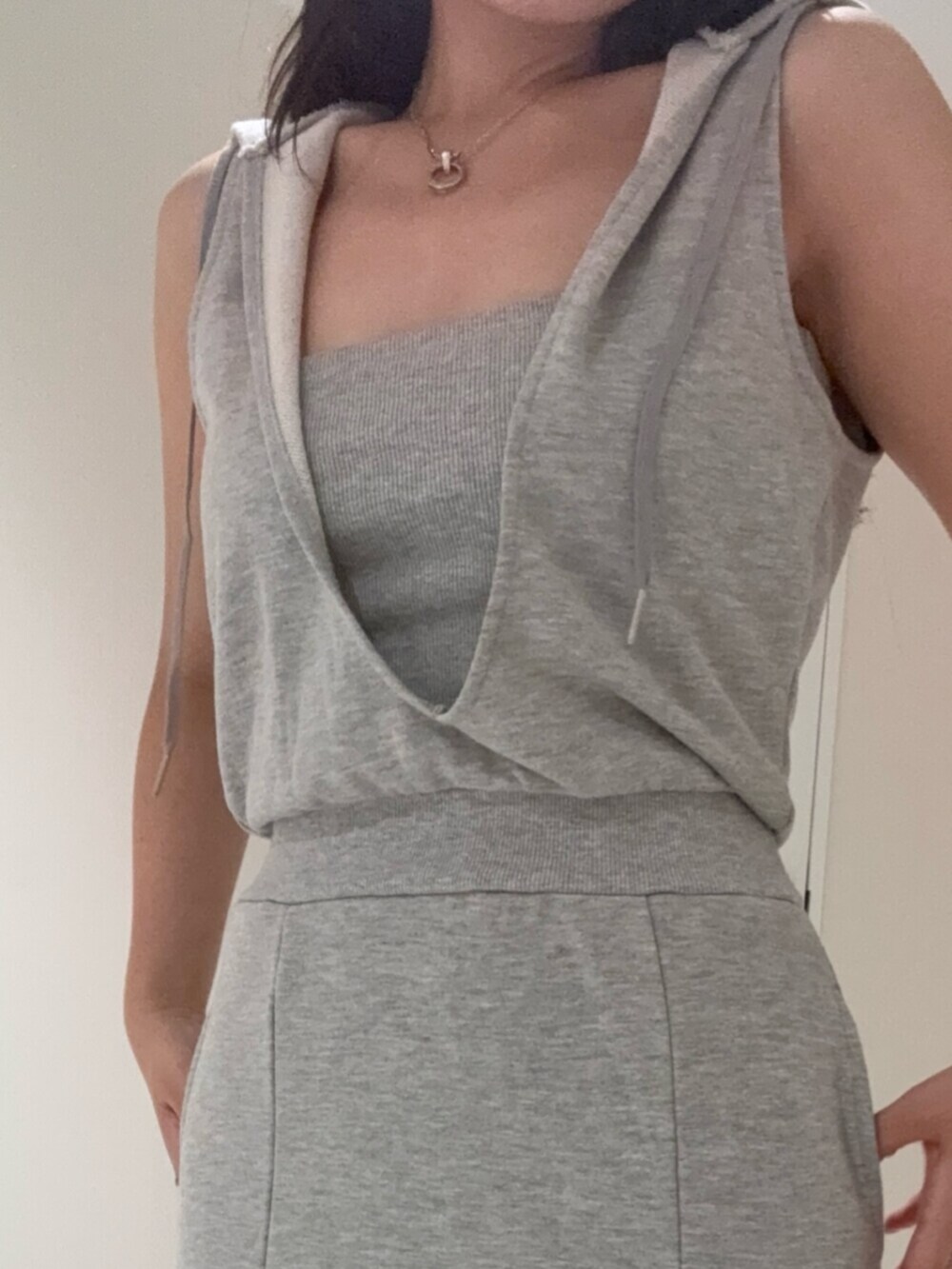 ブラウン系のサンダル、グレー系のワンピースを着用したレディースの夏コーディネートの5枚目の写真