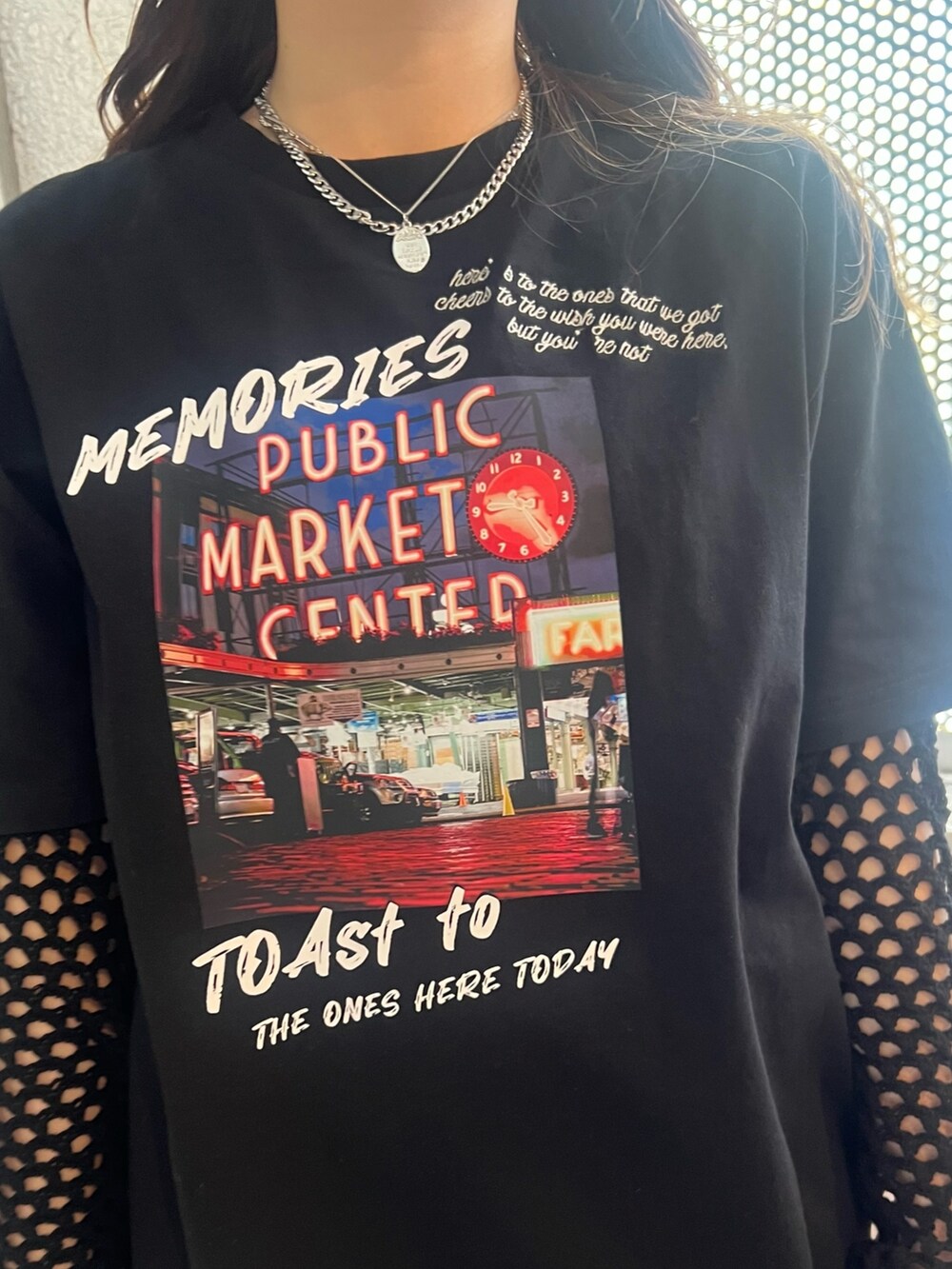 ブラック系のその他パンツ、ブラック系のニット/セーター、ブラック系のTシャツ/カットソーを着用したレディースの春コーディネートの6枚目の写真