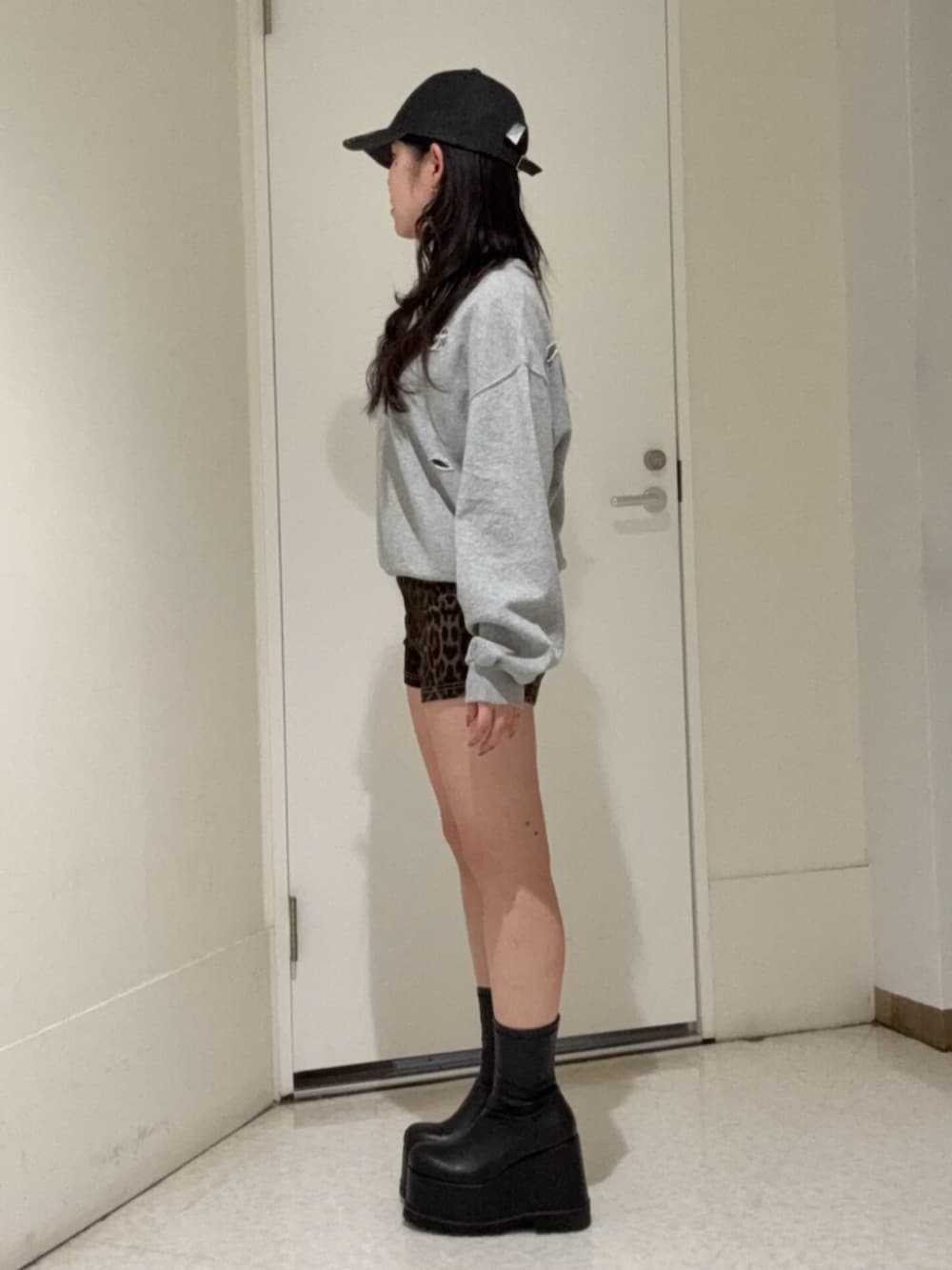 ブラック系のブーツ、グレー系のスウェット、その他のその他パンツを着用したレディースの春コーディネートの2枚目の写真