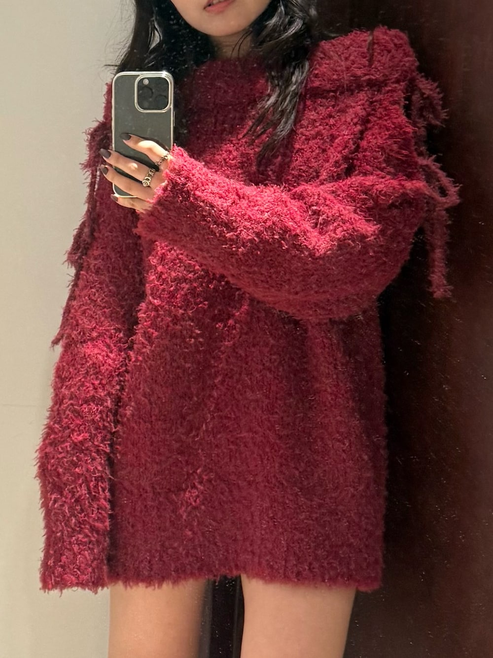 レッド系のワンピース、ブラック系のブーツを着用したレディースの秋コーディネートの4枚目の写真