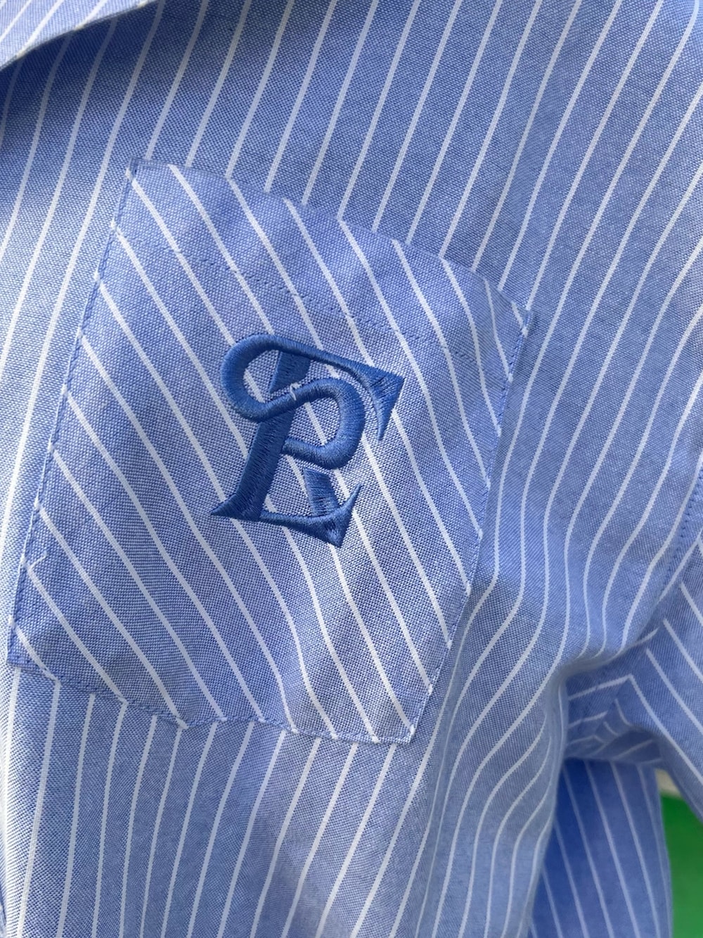 ホワイト系のブーツ、ブラウン系のブルゾン、ブルー系のシャツ/ブラウスを着用したレディースの春コーディネートの6枚目の写真