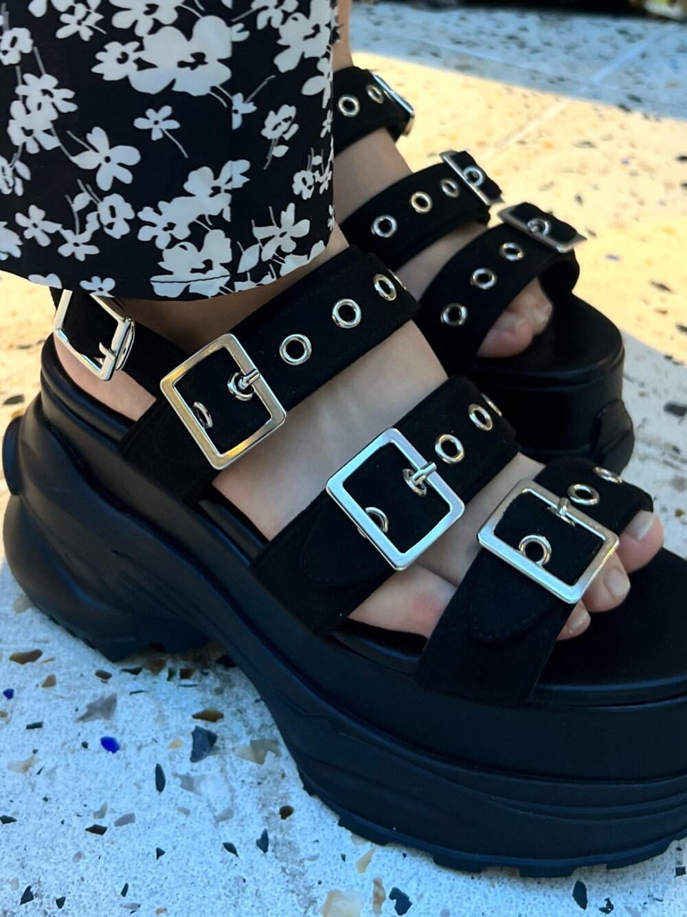 ブラック系のデニムパンツ、ブラック系のキャミソール、ブラック系のサンダルを着用したレディースの夏コーディネートの7枚目の写真