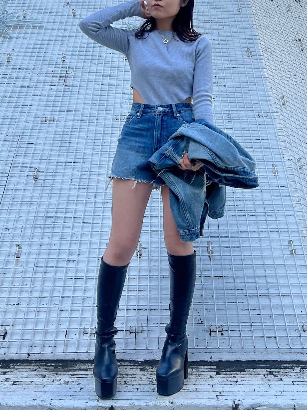 グレー系のTシャツ/カットソー、ブルー系のデニムジャケット、ブルー系のデニムパンツを着用したレディースの冬コーディネートの4枚目の写真