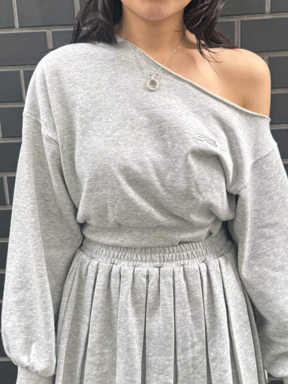 レッド系のパンプス、グレー系のスウェット、グレー系のスカートを着用したレディースの春コーディネートの4枚目の写真