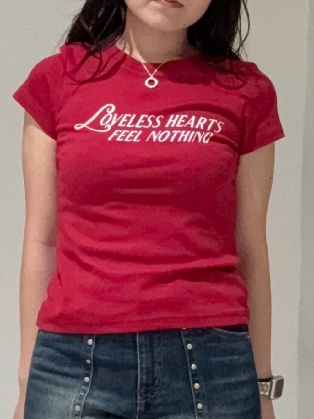 ブラック系のブーツ、ブルー系のデニムパンツ、レッド系のTシャツ/カットソーを着用したレディースの夏コーディネートの4枚目の写真