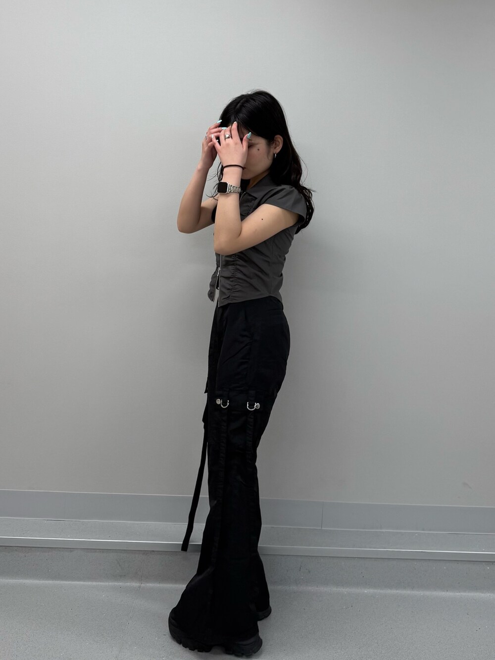 グレー系のシャツ/ブラウス、ブラック系のカーゴパンツ、ブラウン系のサンダルを着用したレディースの春コーディネートの2枚目の写真