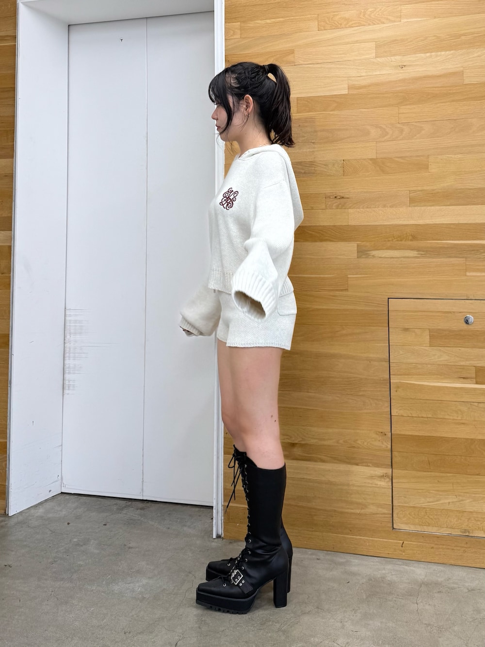 ブラック系のその他パンツ、ブラック系のニット/セーター、ブラック系のブーツを着用したレディースの秋コーディネートの3枚目の写真
