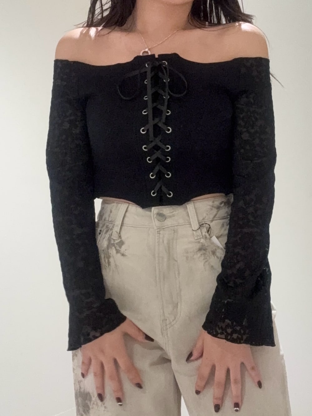 ブラック系のブーツ、ブラック系のTシャツ/カットソー、ベージュ系のデニムパンツを着用したレディースの秋コーディネートの4枚目の写真
