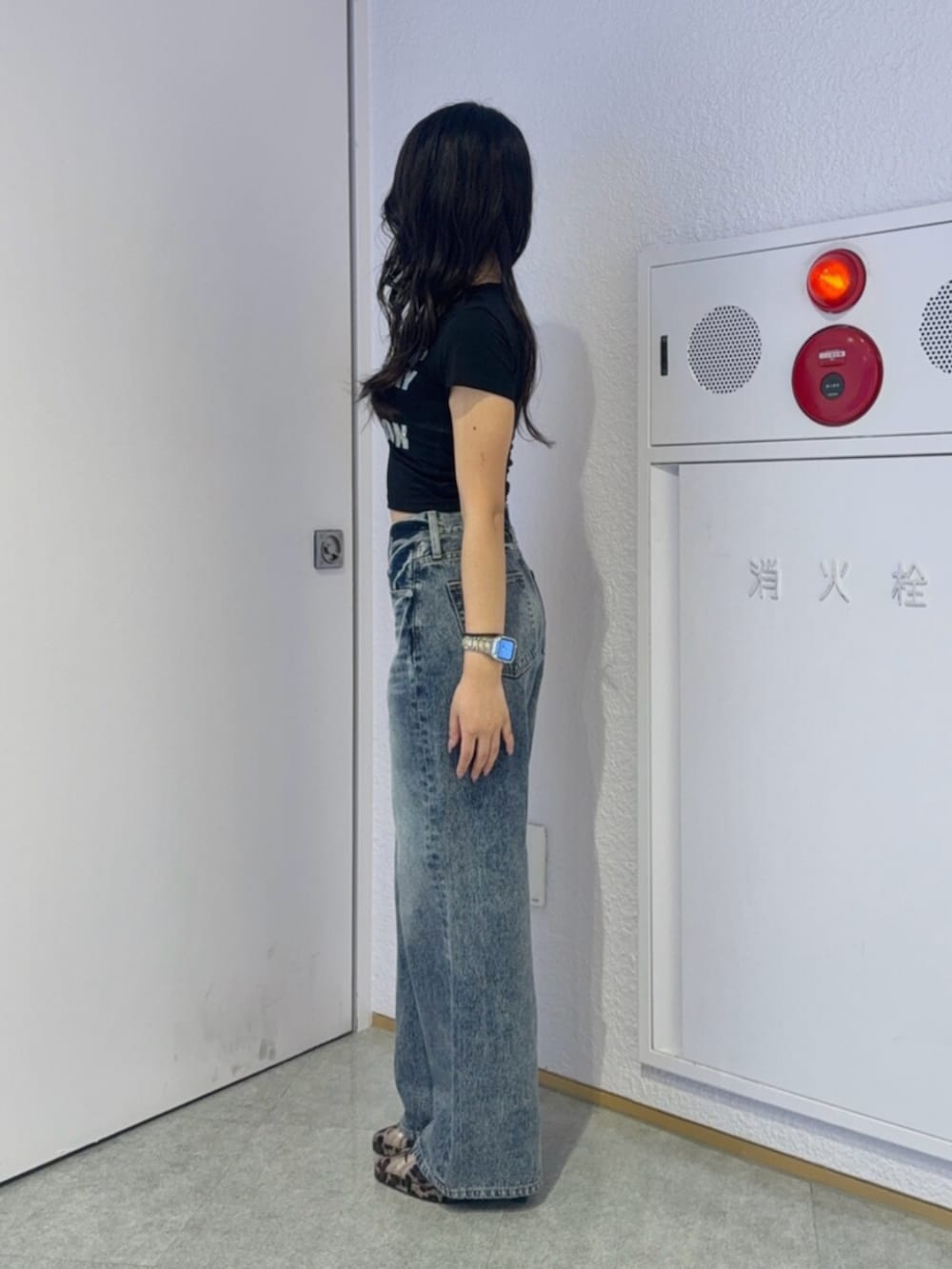 ブラック系のTシャツ/カットソー、ブルー系のデニムパンツ、その他のサンダルを着用したレディースの夏コーディネートの2枚目の写真