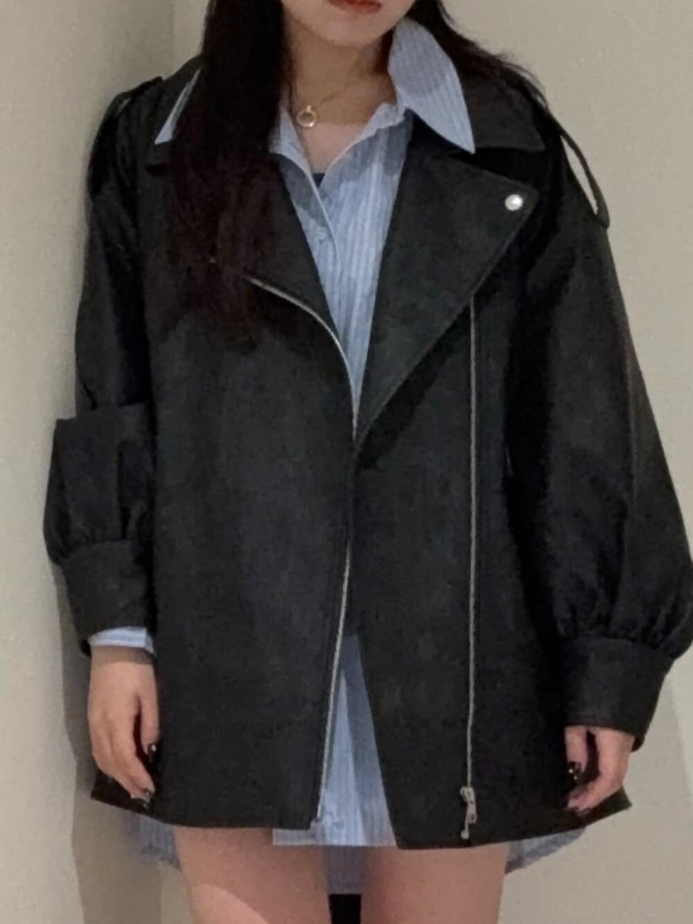 ブラック系のブーツ、ブルー系のシャツ/ブラウス、ブラック系のライダースジャケットを着用したレディースの春コーディネートの4枚目の写真