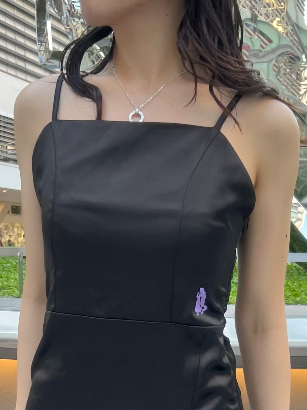 ブラック系のワンピース、ブラック系のトートバッグ、ブラック系のサンダルを着用したレディースの夏コーディネートの6枚目の写真