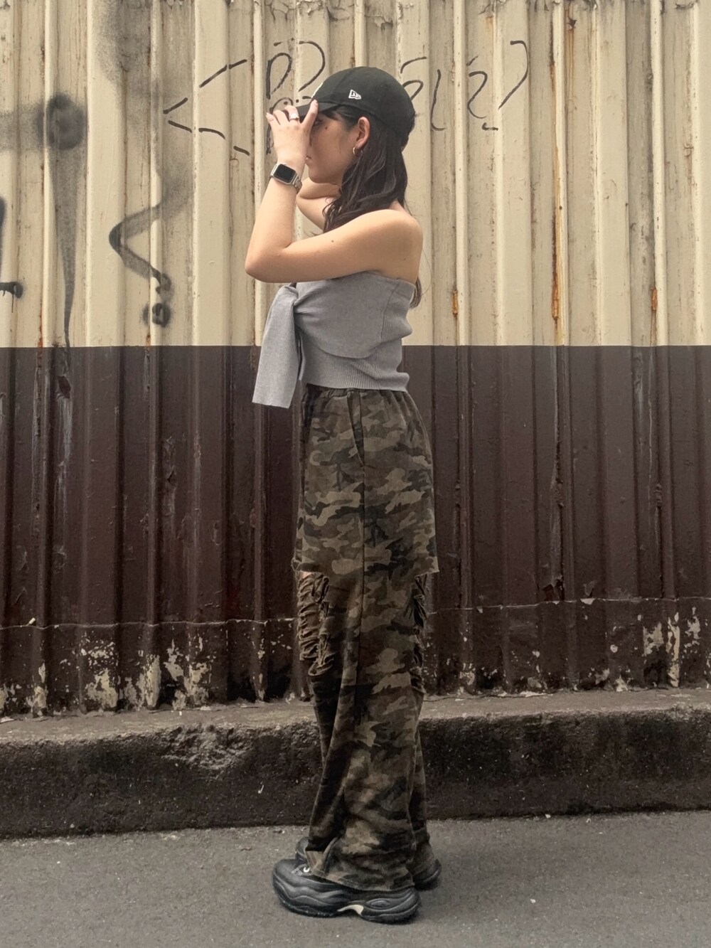 グレー系のキャミソール、グリーン系のスウェットパンツを着用したレディースの春コーディネートの2枚目の写真