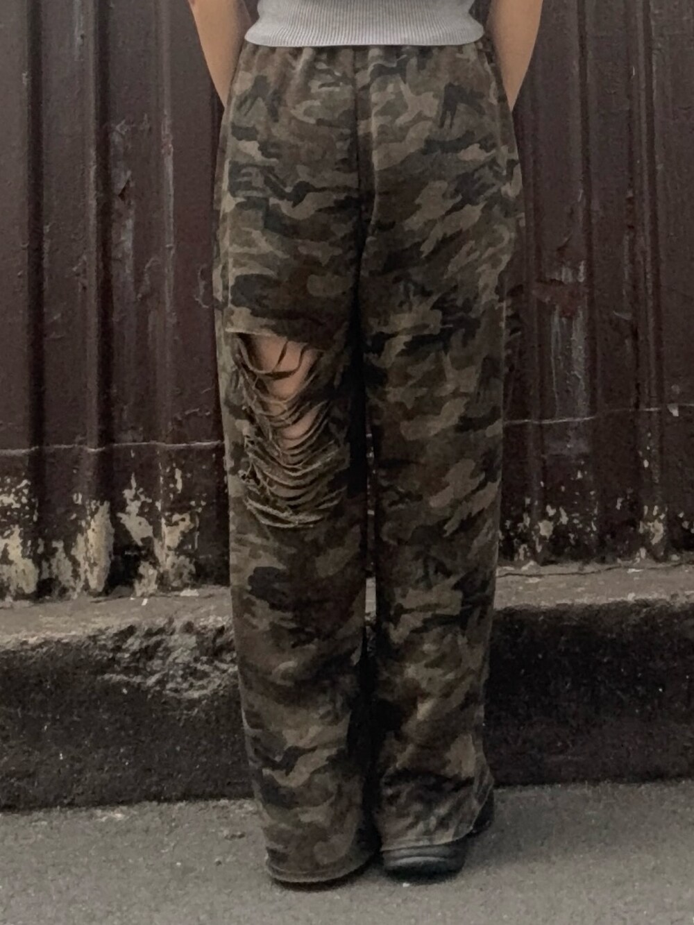 グレー系のキャミソール、グリーン系のスウェットパンツを着用したレディースの春コーディネートの6枚目の写真