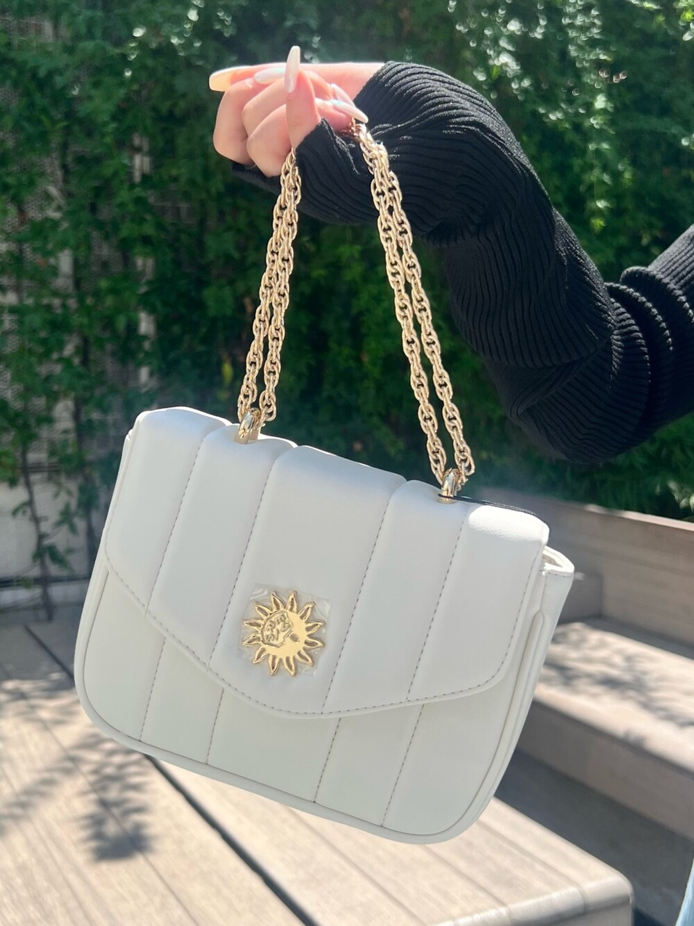 ブルー系のデニムパンツ、ブラック系のニット/セーター、ブラック系のサンダルを着用したレディースの夏コーディネートの8枚目の写真