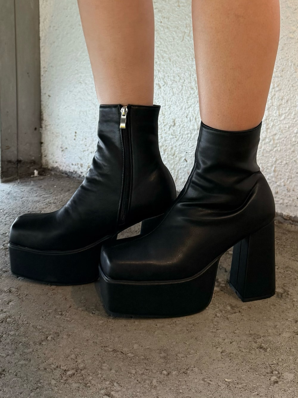 グレー系のテーラードジャケット、グレー系のスカート、ブラック系のブーツを着用したレディースの秋コーディネートの7枚目の写真