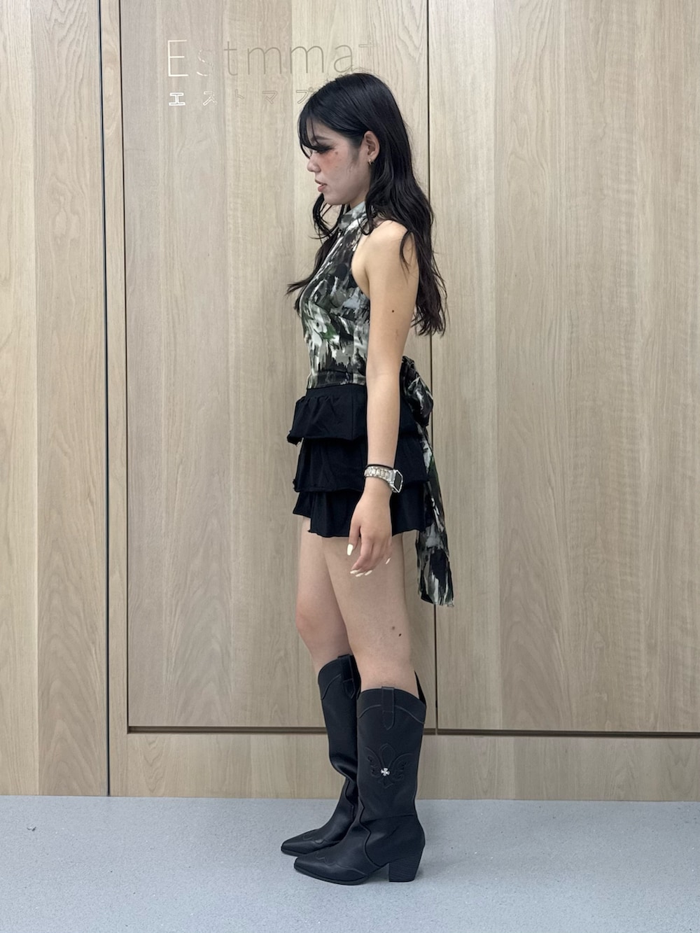 グリーン系のキャミソール、ブラック系のブーツ、ブラック系のその他パンツを着用したレディースの夏コーディネートの2枚目の写真