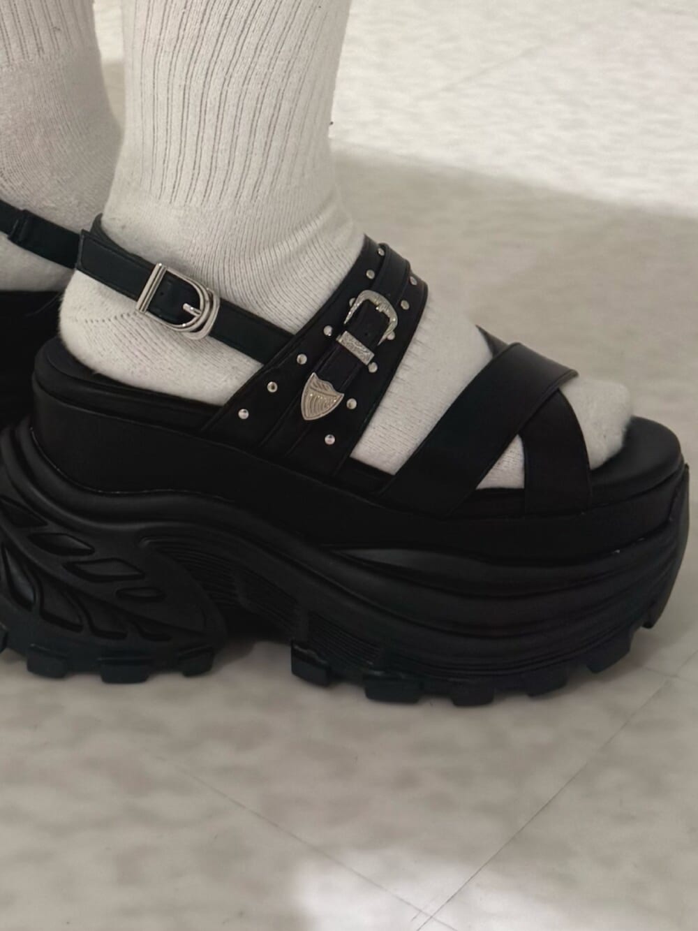 ブラック系のサンダル、ブラック系のスウェットパンツ、イエロー系のキャミソールを着用したレディースの夏コーディネートの6枚目の写真
