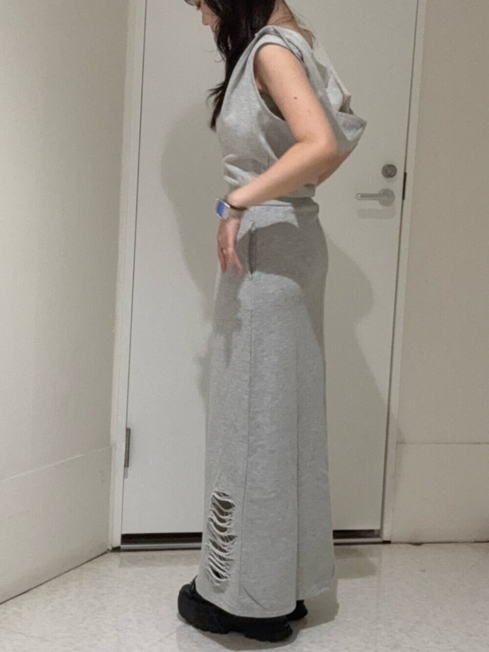 ブラウン系のサンダル、グレー系のワンピースを着用したレディースの夏コーディネートの2枚目の写真