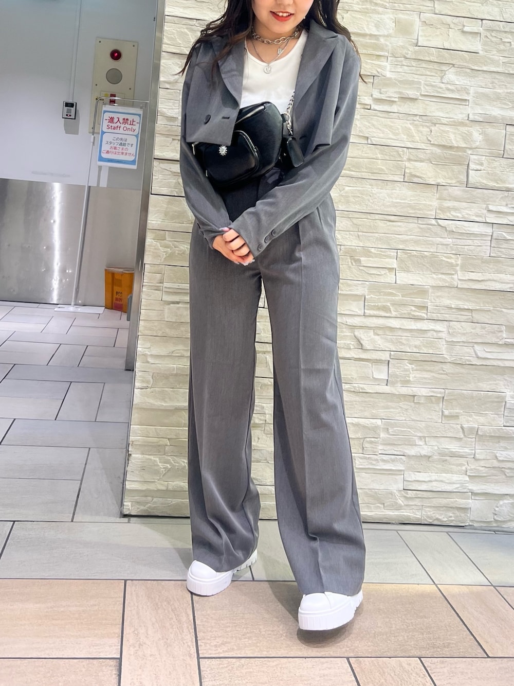 グレー系のその他パンツ、グレー系のテーラードジャケット、ホワイト系のTシャツ/カットソーを着用したレディースの春コーディネートの2枚目の写真