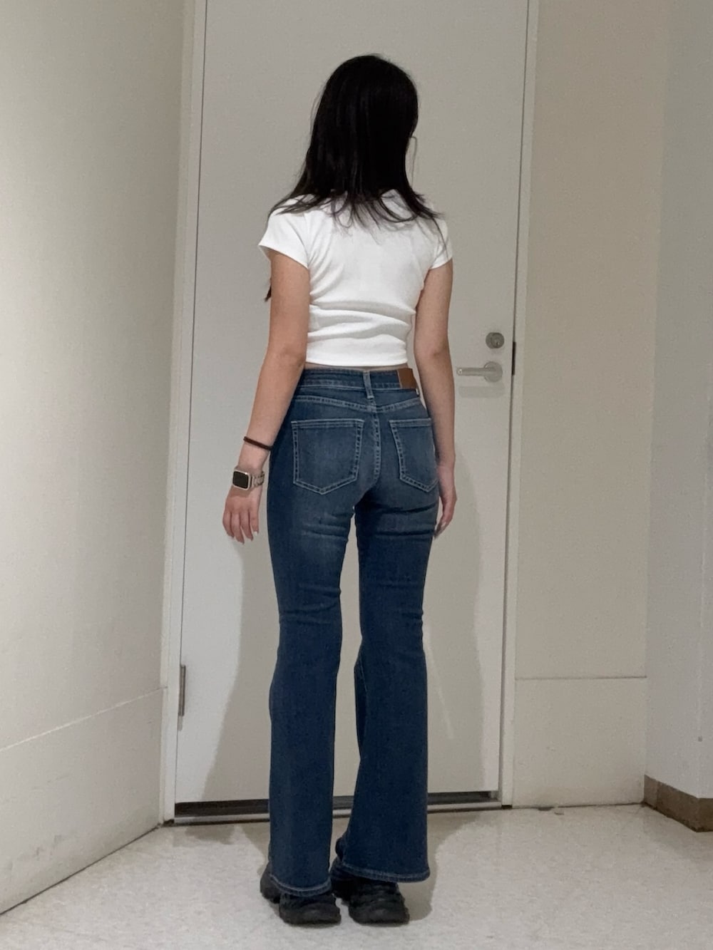 ホワイト系のTシャツ/カットソー、ブルー系のデニムパンツ、ブラック系のサンダルを着用したレディースの夏コーディネートの3枚目の写真