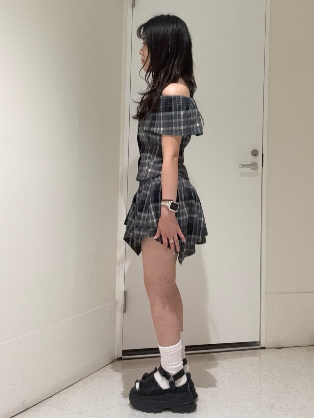 ブラック系のシャツ/ブラウス、ブラック系のスカート、ブラウン系のサンダルを着用したレディースの夏コーディネートの2枚目の写真