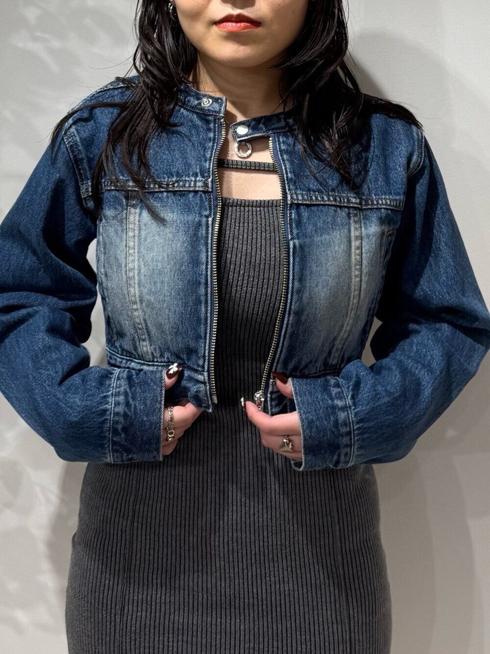 グレー系のワンピース、ブルー系のデニムジャケット、ブラック系のサンダルを着用したレディースの春コーディネートの4枚目の写真