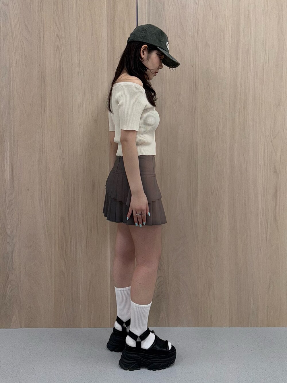 ホワイト系のシャツ/ブラウス、ホワイト系のTシャツ/カットソー、ブラウン系のサンダルを着用したレディースの春コーディネートの2枚目の写真