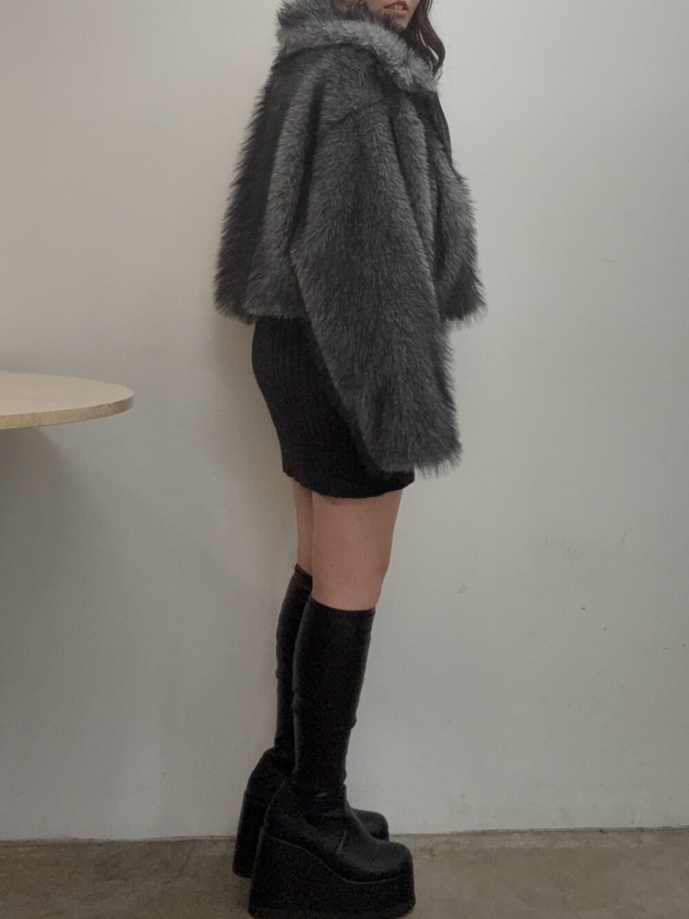 ブラック系のブーツ、ブラック系のワンピース、グレー系のブルゾンを着用したレディースの秋コーディネートの2枚目の写真