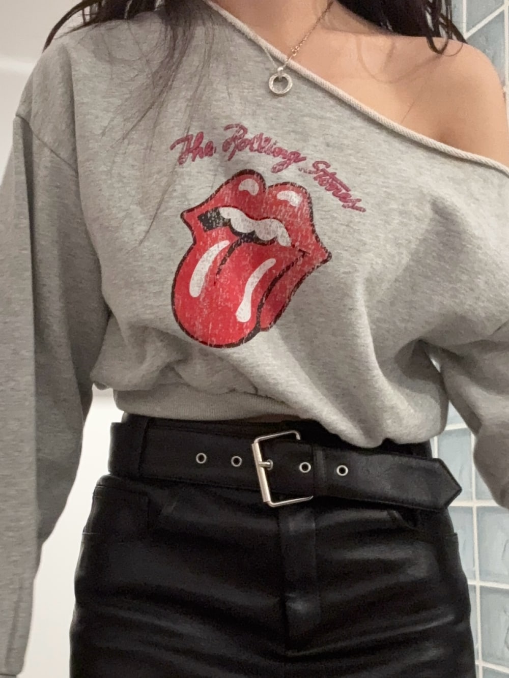 その他のその他パンツ、グレー系のスウェット、ブラック系のブーツを着用したレディースの春コーディネートの4枚目の写真