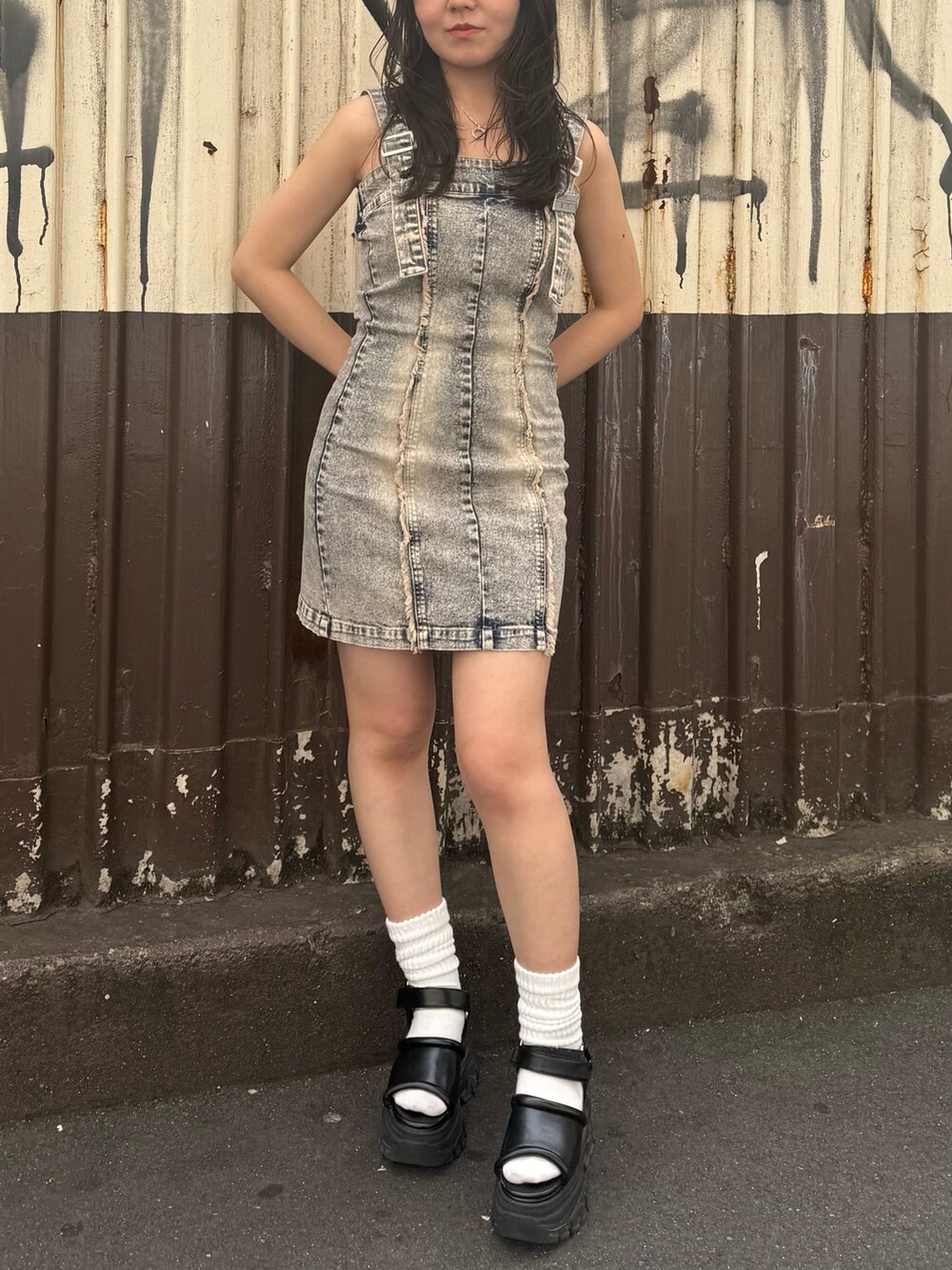 ベージュ系のワンピース、ブラウン系のサンダルを着用したレディースの夏コーディネートの2枚目の写真