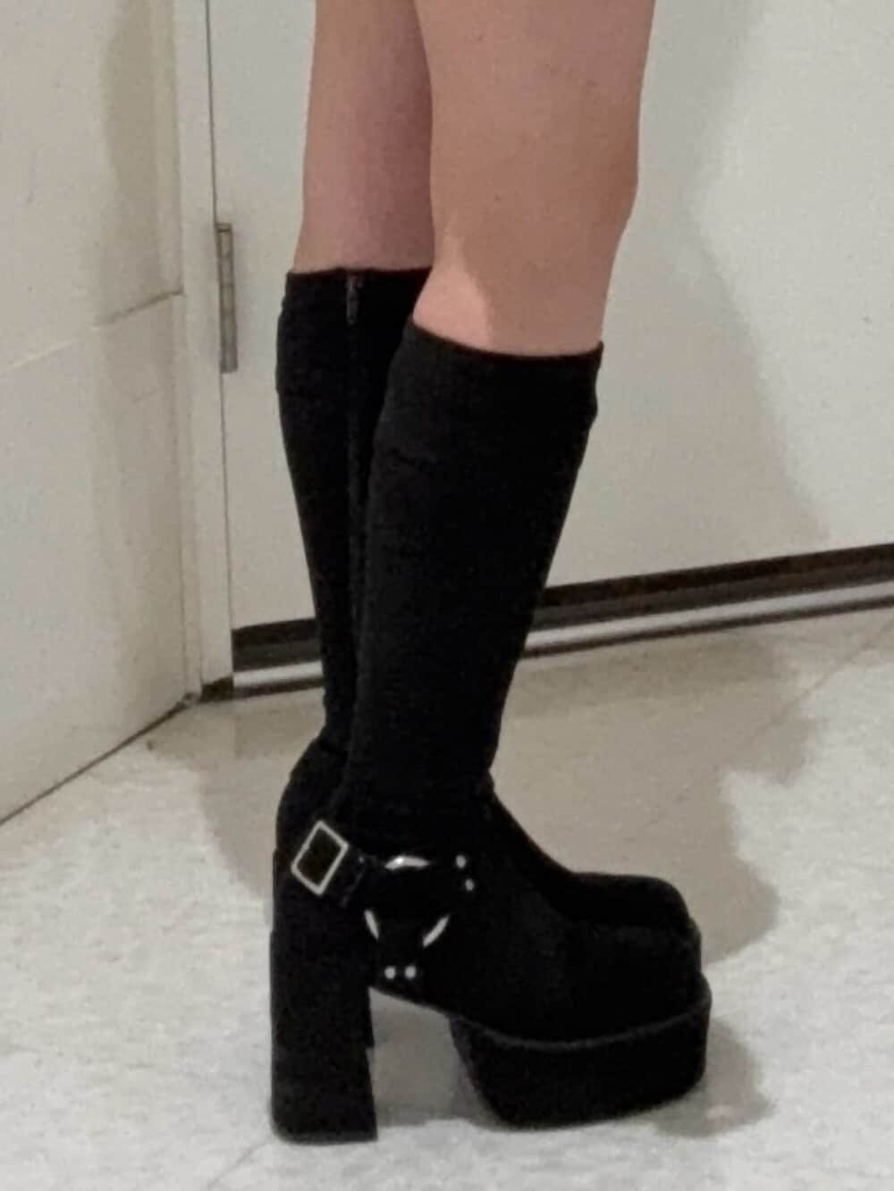 ブラック系のブーツ、グレー系のスウェットを着用したレディースの冬コーディネートの5枚目の写真