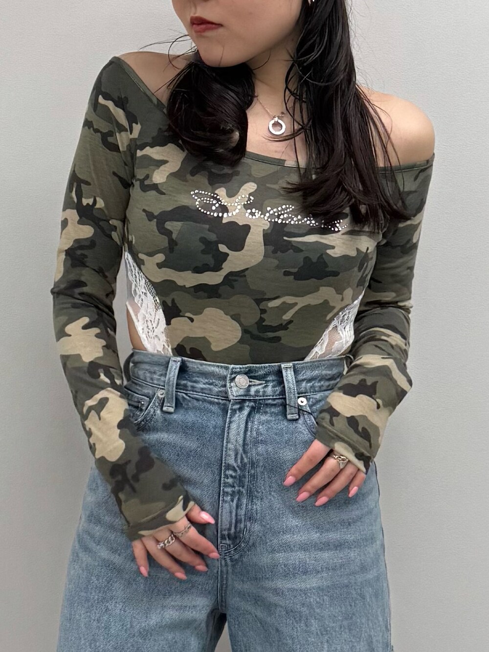 ブルー系のデニムパンツ、その他のTシャツ/カットソーを着用したレディースの春コーディネートの4枚目の写真