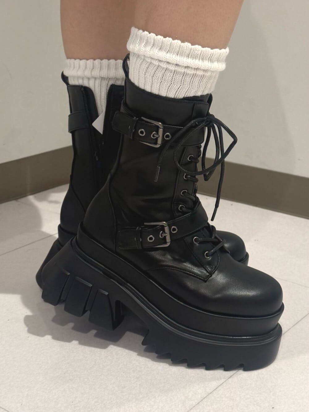 ピンク系のキャミソール、ブラック系のブーツ、ブルー系のデニムパンツを着用したレディースの夏コーディネートの6枚目の写真