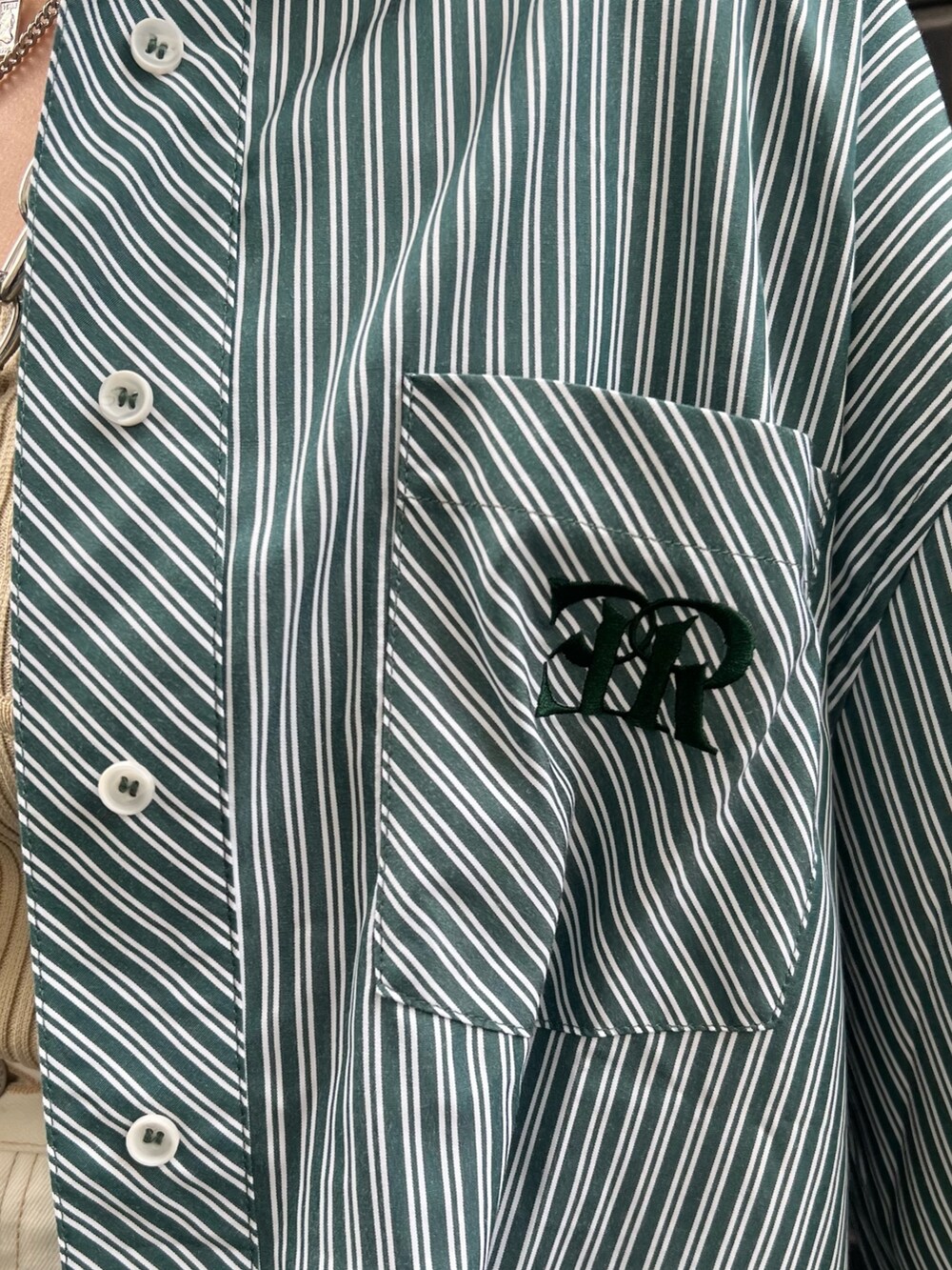 グリーン系のシャツ/ブラウス、ホワイト系のカーディガン/ボレロ、ホワイト系のデニムパンツを着用したレディースの春コーディネートの5枚目の写真