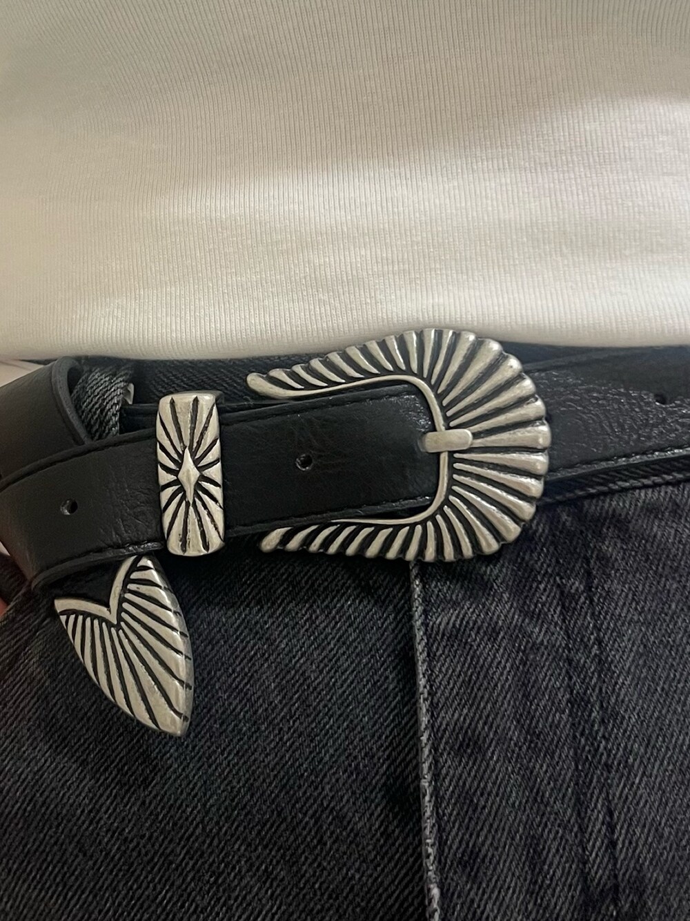 ブラック系のデニムパンツ、グレー系のタンクトップ、ホワイト系のシャツ/ブラウスを着用したレディースの春コーディネートの6枚目の写真