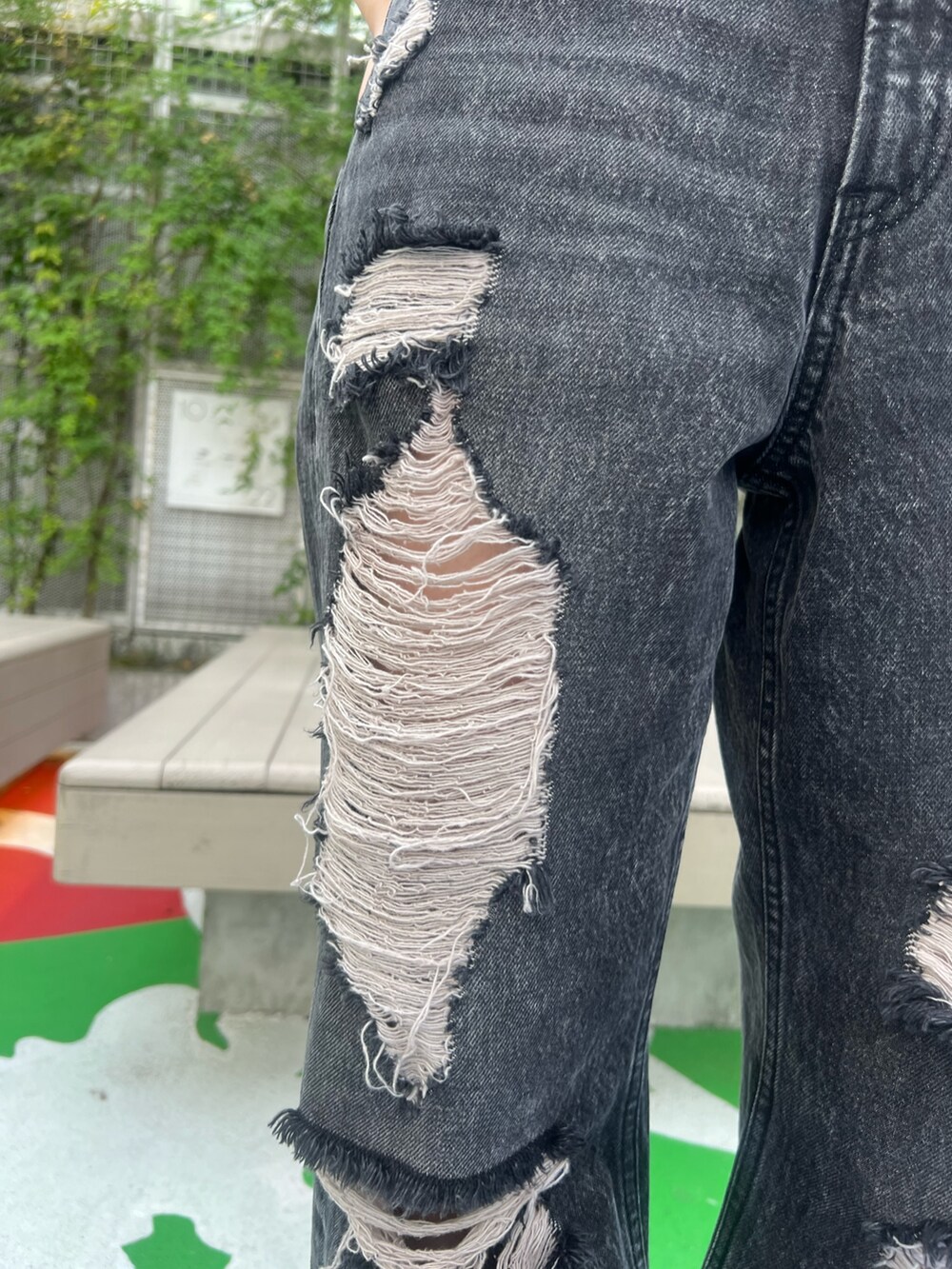 ブラック系のデニムパンツ、ブラック系のサンダル、ブラック系のキャミソールを着用したレディースの夏コーディネートの7枚目の写真