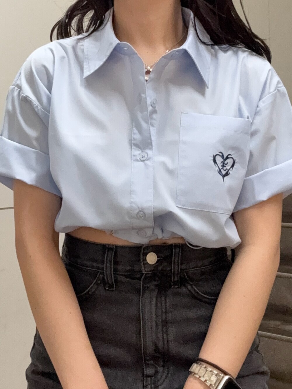 ブラウン系のサンダル、ブラック系のデニムスカート、ブルー系のシャツ/ブラウスを着用したレディースの春コーディネートの4枚目の写真