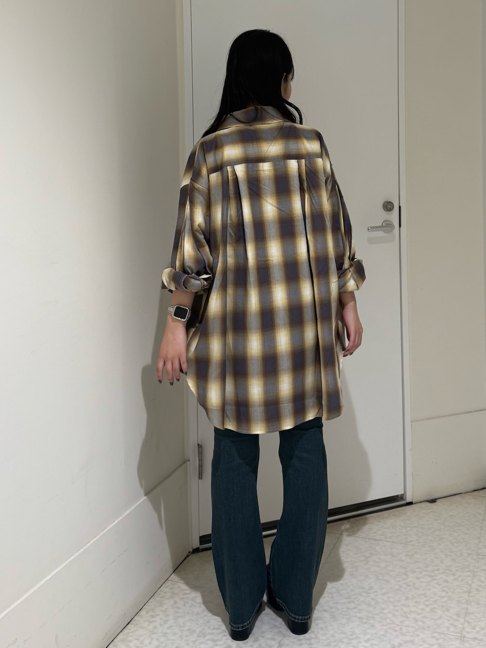 ブルー系のデニムパンツ、グレー系のニット/セーター、ブラック系のブーツを着用したレディースの夏コーディネートの3枚目の写真