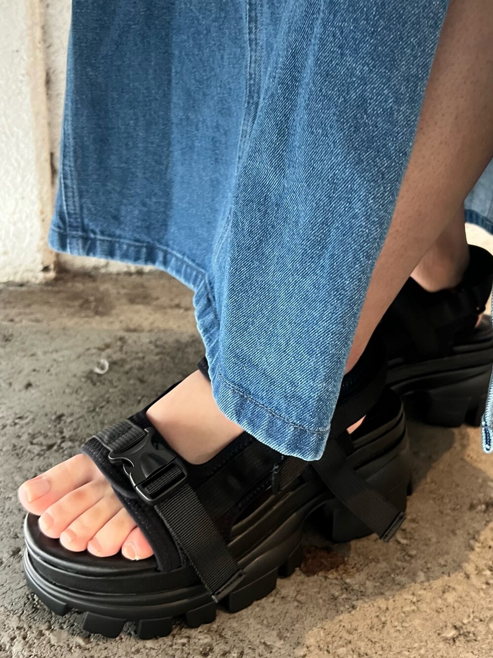 ブルー系のデニムパンツ、グレー系のキャミソール、ブラック系のショルダーバッグを着用したレディースの春コーディネートの9枚目の写真