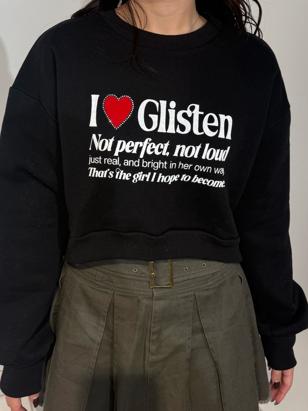 ブラック系のスウェット、ブラック系のブーツ、グレー系のスカートを着用したレディースの秋コーディネートの4枚目の写真