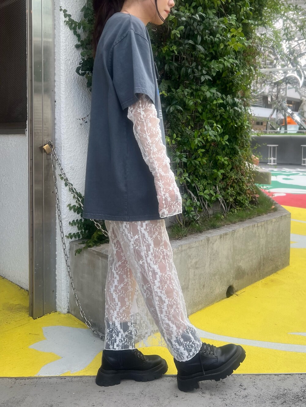 ブラック系のブーツ、ホワイト系のワンピース、グレー系のTシャツ/カットソーを着用したレディースの夏コーディネートの2枚目の写真