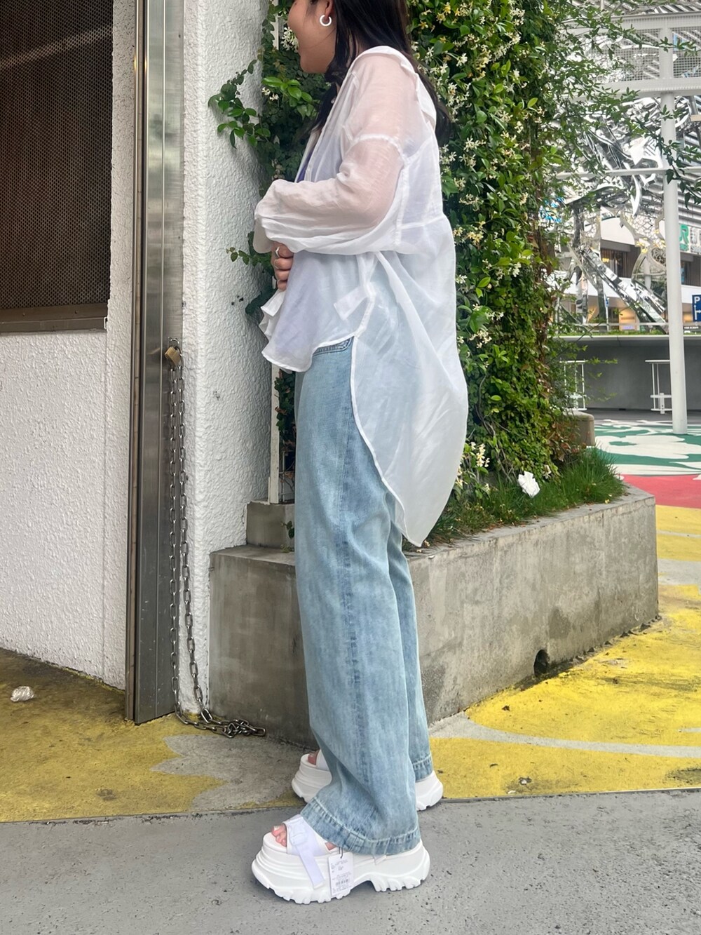 ブルー系のデニムパンツ、パープル系のチューブトップ、ホワイト系のシャツ/ブラウスを着用したレディースの春コーディネートの3枚目の写真