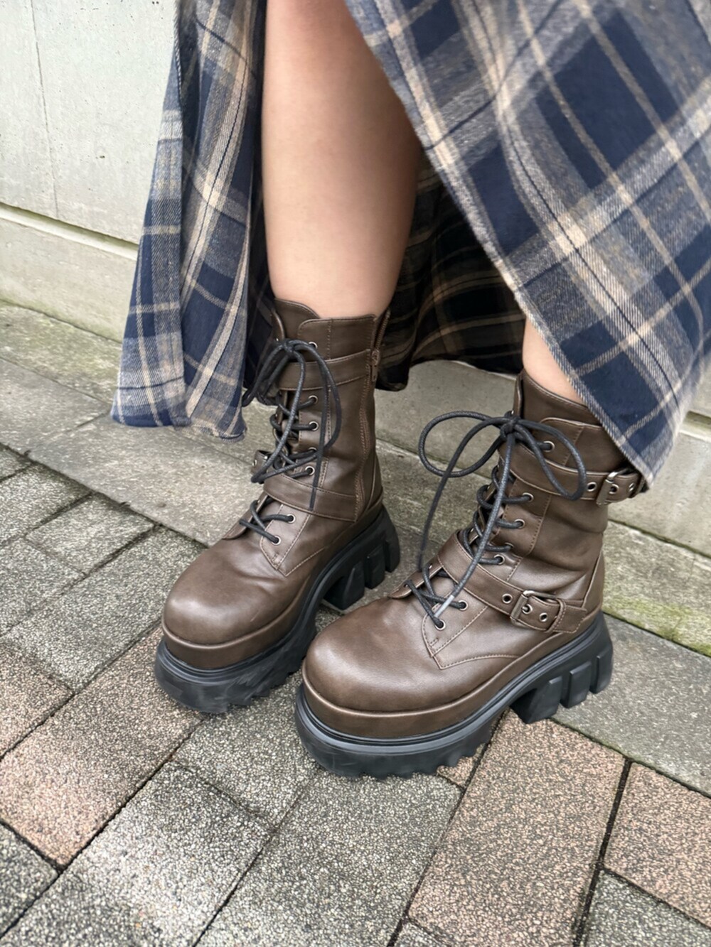 ブルー系のスカート、ブルー系のパーカー、ブラウン系のブーツを着用したレディースの秋コーディネートの6枚目の写真