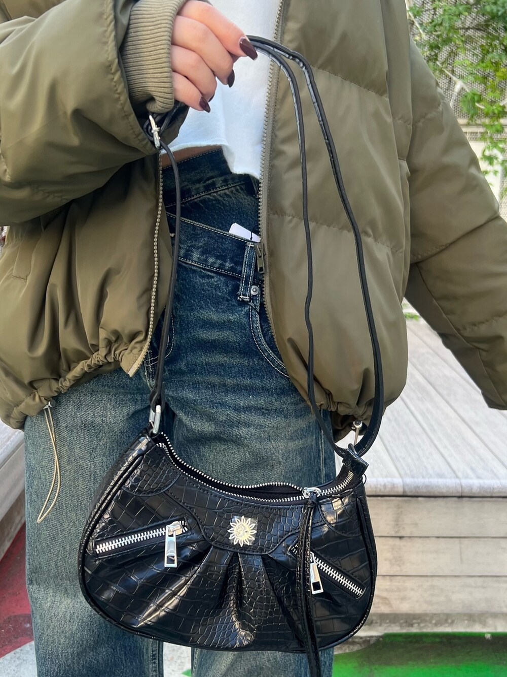 「EVRIS 、エヴリス、冬コーデ、低身長コーデ、ダウンコーデ、デニムコーデ、デザインデニム、厚底ブーツ、カーキアウター、ダウン、カジュアルコーデ」｜「EVRISのクロコライクショルダーBAG（ショルダーバッグ、ブラック系）」を使った、黒石夏帆さん（レディース・155cm）の冬コーディネートの9枚目の写真