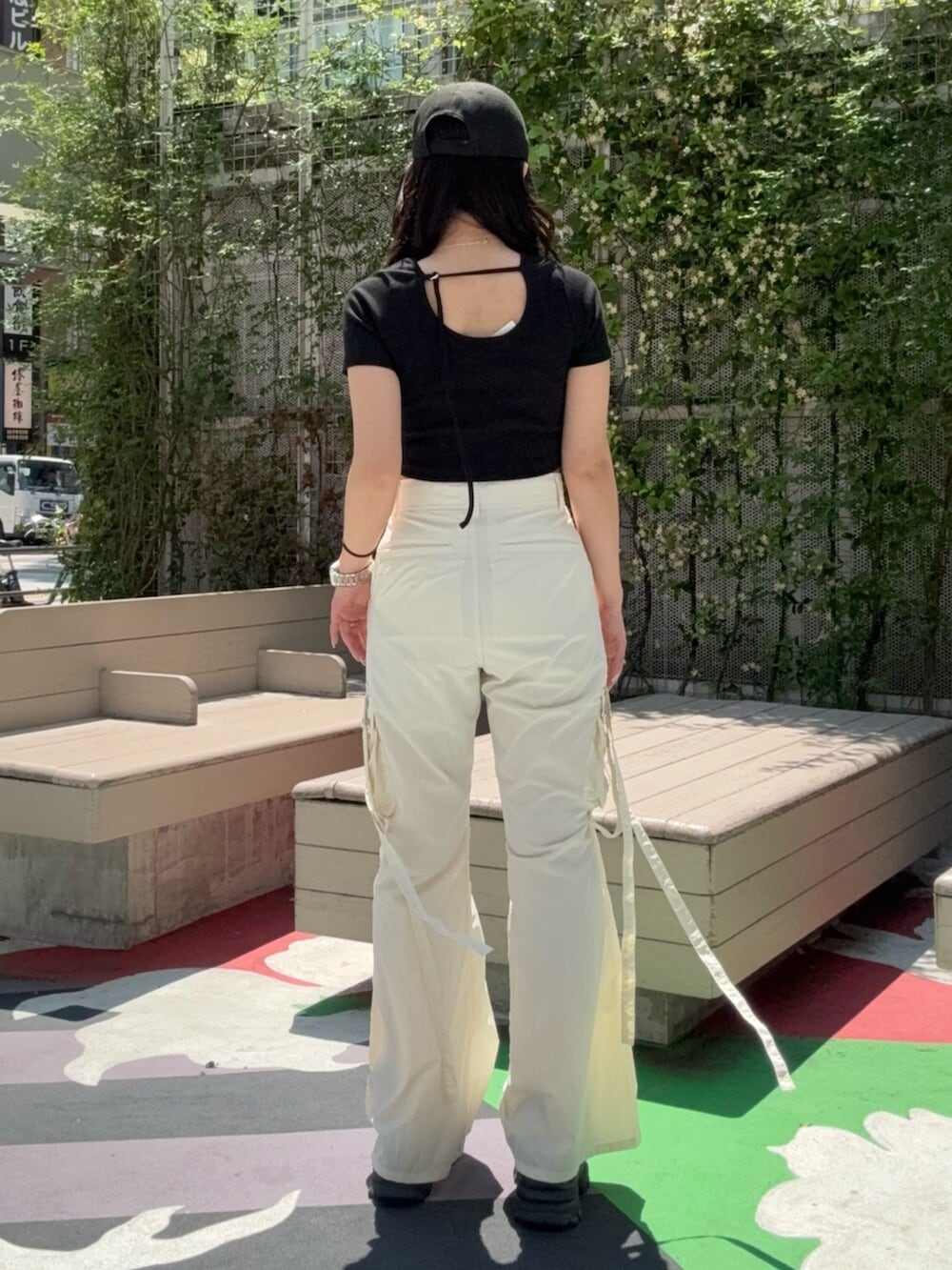 ブラウン系のサンダル、ブラック系のTシャツ/カットソー、ホワイト系のカーゴパンツを着用したレディースの春コーディネートの3枚目の写真